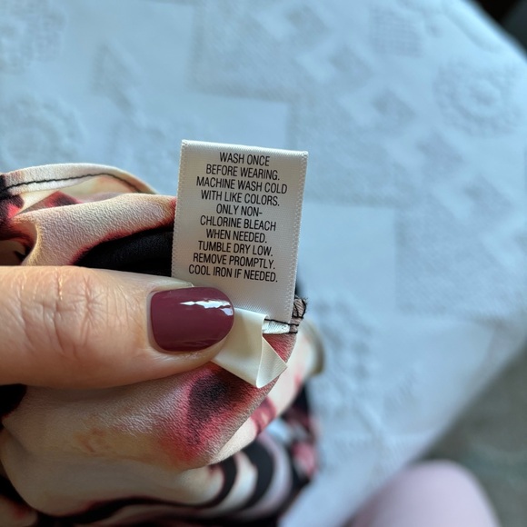 Apt. 9 women’s size medium black and pink sleeveless round neckline blouse top - Picture 7 of 8